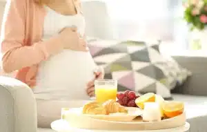 زنی باردار در صدد خوردن ترکیبی از میوه ها، نوشیدنی ها و غذاهای سالم است