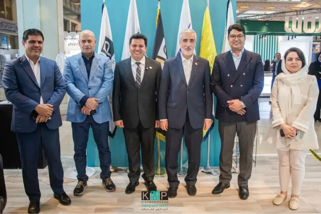 عکس بازدید دکتر مهدی پیرصالحی از غرفه کیش مدیفارم همراه با دکتر مجید محمدحسینی مدیرعامل گروه دارویی در نمایشگاه ایران فارما ۱۴۰۴