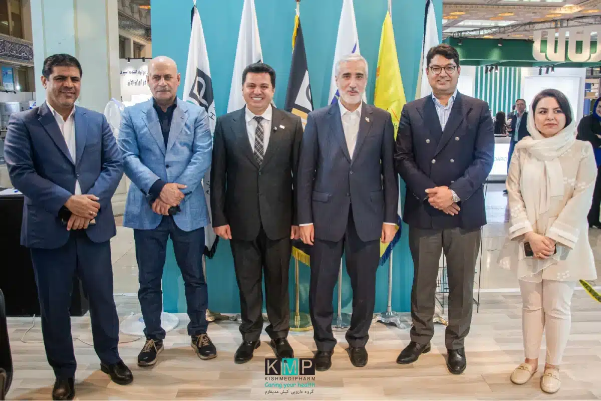 عکس بازدید دکتر مهدی پیرصالحی از غرفه کیش مدیفارم همراه با دکتر مجید محمدحسینی مدیرعامل گروه دارویی در نمایشگاه ایران فارما ۱۴۰۴