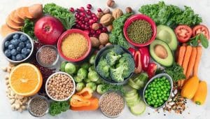 مواد غذایی ضدالتهاب مفید برای آکنه روزاسه شامل سبزیجات، میوه‌ها و مغزها