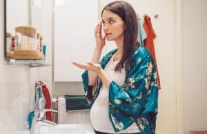 زن باردار در حال مراقبت از پوست صورت بدون کرم ضد آکنه